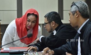 FOTO BUPATI KLATEN DITANGKAP KPK : Begini Sri Hartini Diadili di Semarang