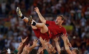 Wow! Jersey Francesco Totti Diluncurkan ke Luar Angkasa