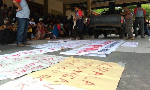 DEMO SRAGEN : Minta Pasar Masaran Ditata Ulang, Massa Formas Kirim Kado Telur Busuk