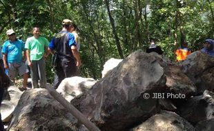 Warga Sitimulyo Pecahkan Batu Raksasa secara Manual