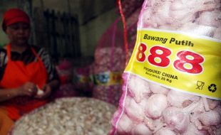 Harga Bawang Putih Impor dari Tiongkok di Pasar Bunder Sragen Naik