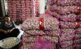 FOTO HARGA KEBUTUHAN POKOK : Harga Bawang Putih di Kudus Melandai