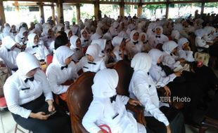 Bupati Sragen Serahkan SK CPNS untuk 134 Bidan Desa