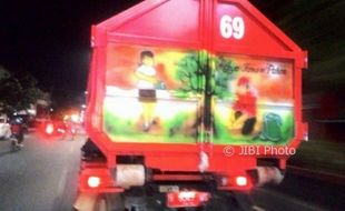 KEBERSIHAN SEMARANG : Kontainer Baru Truk Sampah Semarang Bikin Netizen Girang