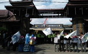 DEMO PONOROGO : Mahasiswa KAMMI Berdemonstrasi di Mapolres Ponorogo, Ini Tuntutannya