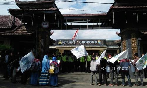 DEMO PONOROGO : Mahasiswa KAMMI Berdemonstrasi di Mapolres Ponorogo, Ini Tuntutannya