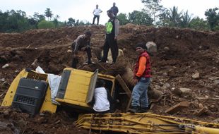 LONGSOR PONOROGO : Sebulan Tertimbun Tanah, Alat Berat di Banaran Ditemukan