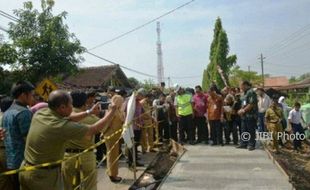 INFRASTRUKTUR KENDAL : Akibat Laporan via Facebook, Jembatan Brangsong Diperbaiki