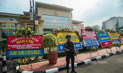 Banjir Karangan Bunga Sampai Mabes Polri