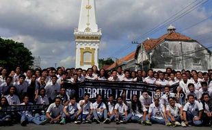 Rayakan Kelulusan, Ratusan Siswa SMA Longmarch dan Doa Bersama di Tugu Jogja