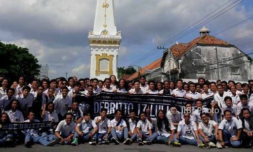 Rayakan Kelulusan, Ratusan Siswa SMA Longmarch dan Doa Bersama di Tugu Jogja