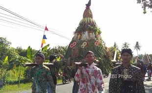 3 Gunungan Dikirab dalam Nyadran Agung Desa Kaliagung