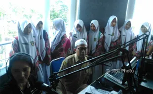 KUNJUNGAN MEDIA : Murid SMP Muhammadiyah 5 Solo Belajar Jurnalistik di Solopos