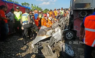 FOTO KECELAKAAN GROBOGAN : Lumatnya Avanza Akibat Disambar KA