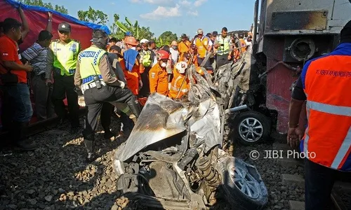 FOTO KECELAKAAN GROBOGAN : Lumatnya Avanza Akibat Disambar KA