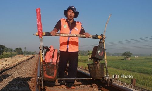 KISAH INSPIRATIF : Madyani Berjalan Kaki 16 Km Tiap Hari Demi Pastikan Jalur KA Aman