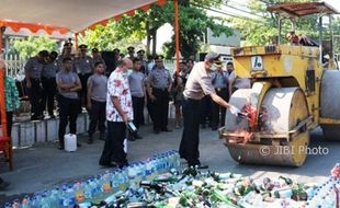 MIRAS KENDAL: Musnahkan Ribuan Botol Miras, Polres Kendal Malah Tuai Kritikan