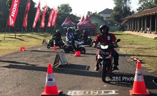 TRANSPORTASI SEMARANG : Honda Latih 1.800 Rider Ojek Online, Ini Manfaatnya...