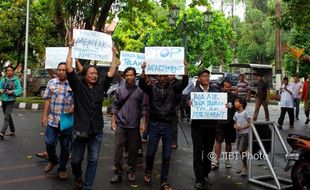 Warga Balirejo Demo di Kantor Satpol PP, Tolak Pembangunan Apartemen