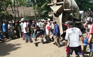 Warga Lereng Merapi Swadaya Perbaiki Jalan Rusak