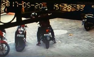 Maling Helm di Masjid Tertangkap Kamera CCTV