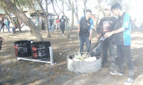 Anggota Klub Motor RX King Bersih-Bersih Pantai