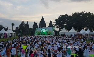 Seribu Orang Menikmati Senja dengan Yoga Bersama Happy Salma di Candi Prambanan