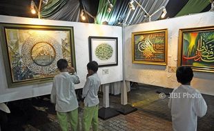 FOTO PAMERAN KUDUS : Kaligrafi Dipamerkan di Masjid Agung