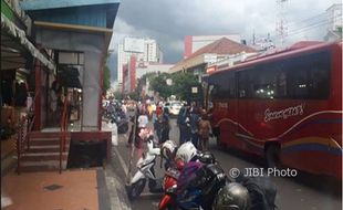 PARKIR SEMARANG : Duh, Selter BRT Jadi Tempat Parkir Lagi, Netizen Kian Jengkel