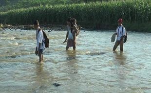 PENDIDIKAN KENDAL : Seberangi Sungai Tanpa Jembatan, Siswa SD Ini Curi Perhatian