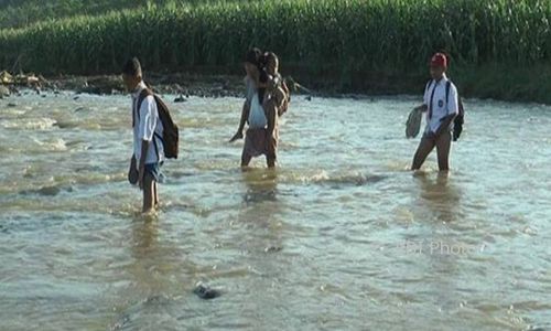 PENDIDIKAN KENDAL : Seberangi Sungai Tanpa Jembatan, Siswa SD Ini Curi Perhatian