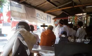 KENAKALAN REMAJA : Pelajar SMP di Salatiga Antre Beli Rokok, Netizen Anggap Lumrah