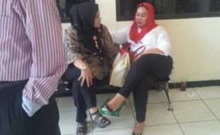 BUPATI KLATEN DITANGKAP KPK : Begini Sri Hartini Jelang Sidang Perdana...