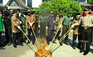 PEMUSNAHAN BARANG BUKTI : 8.000 Liter Ciu Dibuang ke Saluran Air, 33 Paket Narkoba Dibakar