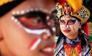 Foto Penyandang Cacat Tampilkan Topeng Ireng