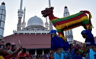 FOTO TRADISI SEMARANG : Padatnya Hari Kedua Pawai Dugderan