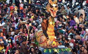 TRADISI SEMARANG : Kirab Budaya Dugder Sambut Puasa Ramadan 2017 Padat Warga, Begini Prosesinya...