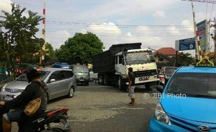 KECELAKAAN SOLO : Truk Mogok di Palang Joglo Bikin Macet, Awas Hati-Hati!