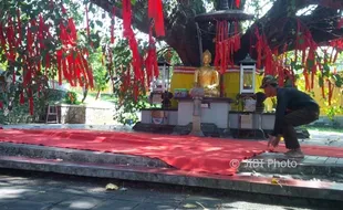 HARI WAISAK : Jelang Hari Raya Umat Buddha, Vihara Buddhagaya Bersolek