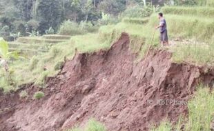 LONGSOR PONOROGO : Awas! Desa Talun Ngebel Waspada Longsor