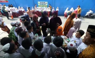 PENDIDIKAN SOLO : Siswa SD Islam Al Fattah Solo Jual Parcel Murah