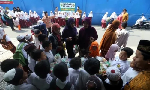 PENDIDIKAN SOLO : Siswa SD Islam Al Fattah Solo Jual Parcel Murah