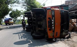 KECELAKAAN SRAGEN : Truk Bermuatan Kardus 10 Ton Terguling di Sidoharjo