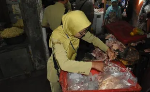 RAZIA KARANGANYAR : Tim Gabungan Sita 5 Kg Jerohan Busuk dan Makanan Kedaluwarsa