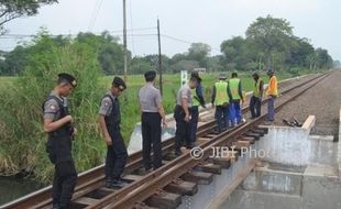 MUDIK LEBARAN 2017 : Cegah Sabotase, Polisi Cek Jalur Rel Kereta Api di Sukoharjo