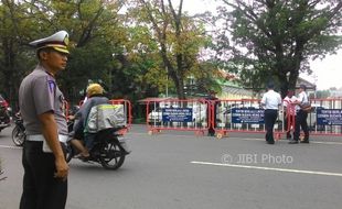 LALU LINTAS SOLO : Antisipasi Macet di Jl. Pakel, Dishub Pasang Barikade di Jl. Adisucipto