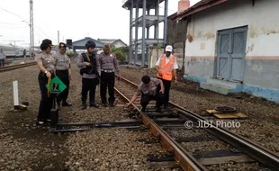 JALUR MUDIK LEBARAN 2017 : Antisipasi Kecelakaan, Polisi Cek Rel KA Palur-Solo Balapan