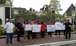 PENDIDIKAN SOLO : Protes PPDB Online dan Tolak 5 Hari Sekolah, Anggota FPDIP DPRD Berdemo