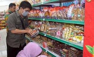 RAMADAN 2017 : Sidak, Tim Disperindag-DKK Sragen Temukan Makanan-Minuman Kedaluwarsa dan Tak Berizin