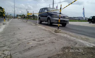 JALUR MUDIK LEBARAN 2017 : Dianggap Mengganggu, Median Jalan Jelang Pintu Tol Ngasem Dibongkar